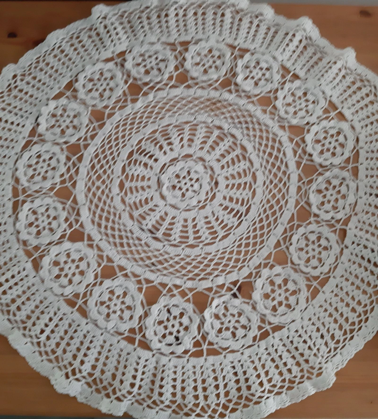 Nappe ou napperon rond au crochet 